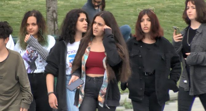Beylikdüzü'nde sokağa çıkan gençler sosyal mesafe kuralına uymadı