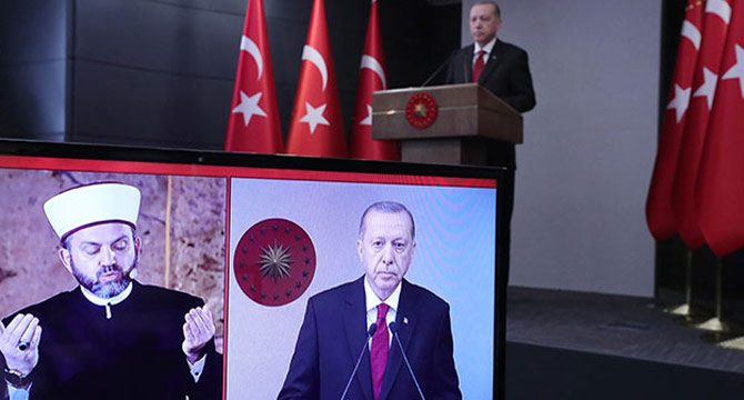 Ayasofya'da Fetih Suresi okundu