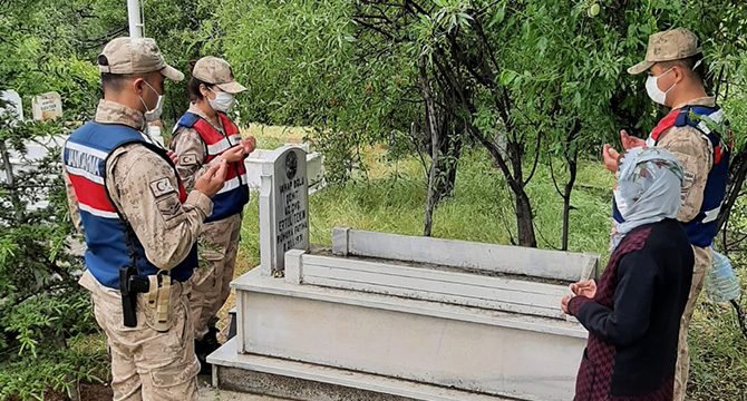Şehit annesini oğlunun kabrine jandarma götürdü