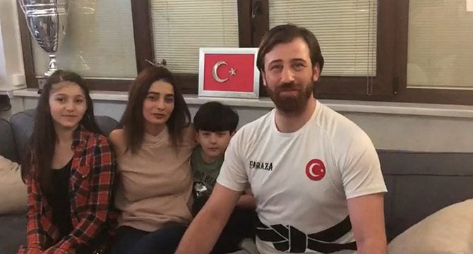 Milli karateci Enes Erkan ailesiyle evde spor yaparak zinde kalıyor