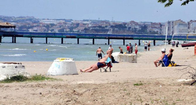 Kumburgaz'da sokağa çıkma yasağına rağmen denize girdiler
