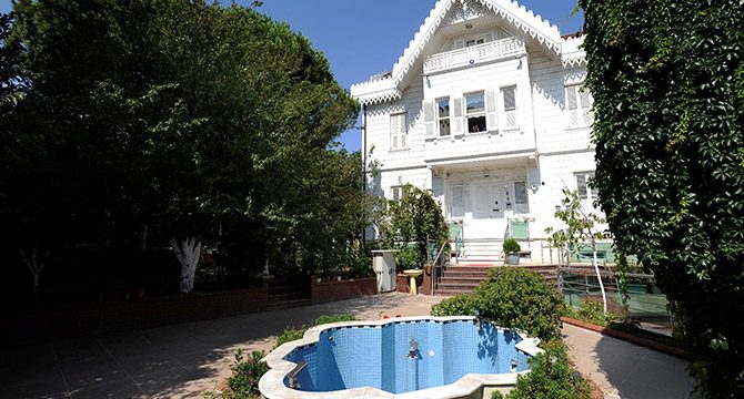 Tarihi köşk 100 milyon liraya satışa çıkarıldı