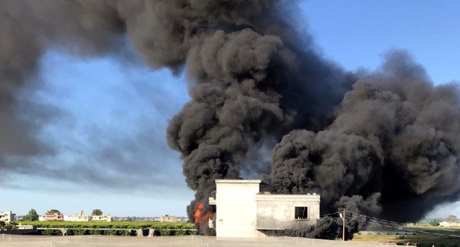 Mersin'de depo yangını; 1 ton naylon kül oldu