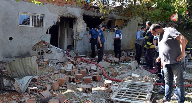 İntihar etmek için doğal gazı açtı, patlamada ev harabeye döndü