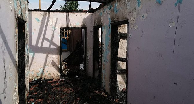 Elektrik kontağından çıkan yangın, evi kül etti