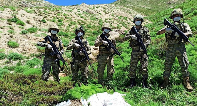 Sınır hatlarında, kaçak silah ve uyuşturucu ele geçirildi