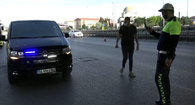Sokağa çıkma yasağında çakar lambalı minibüsle yakalandı