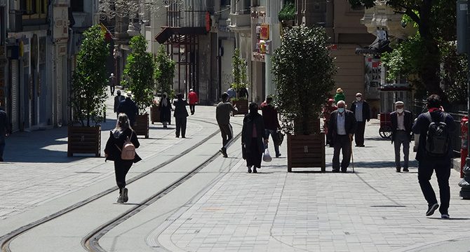 Taksim ve İstiklal Caddesi'nde 65 yaş üstü yoğunluğu