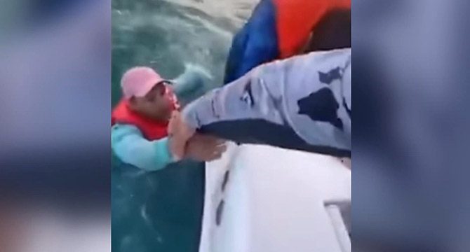ABD'de tekneleri batan 2 adamın kurtarılma anları kamerada