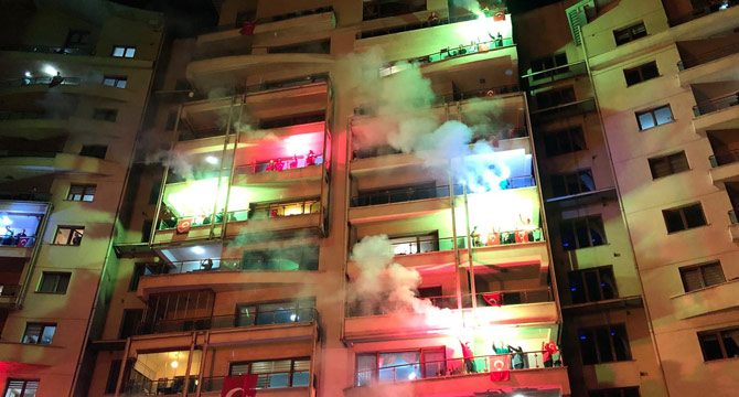 Tüm Türkiye saat 19:19'da tek yürek İstiklal Marşı'nı okudu