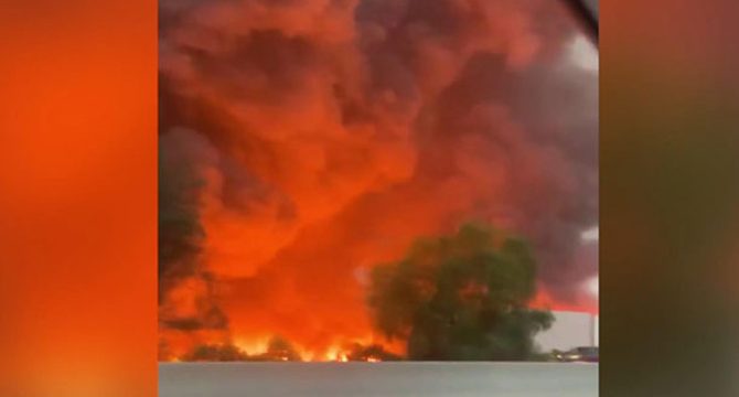 Amazon'a ait depoda yangın çıktı