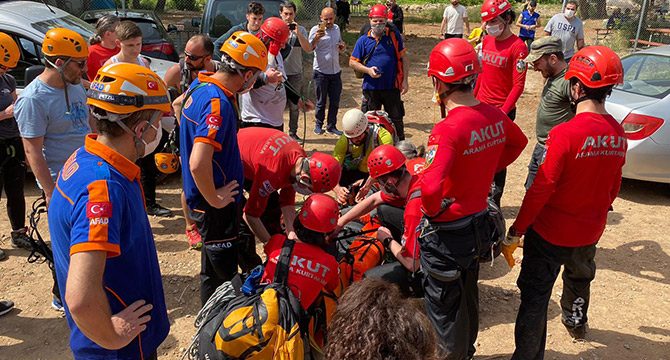 Kayalıklardan düştü, sedyeyle 2 kilometre taşındı