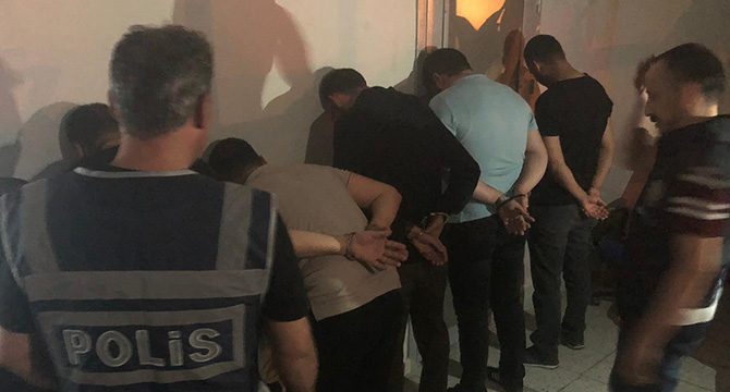 Ankara'da eğlence merkezine baskın; 36 kişiye 'koronavirüs' cezası