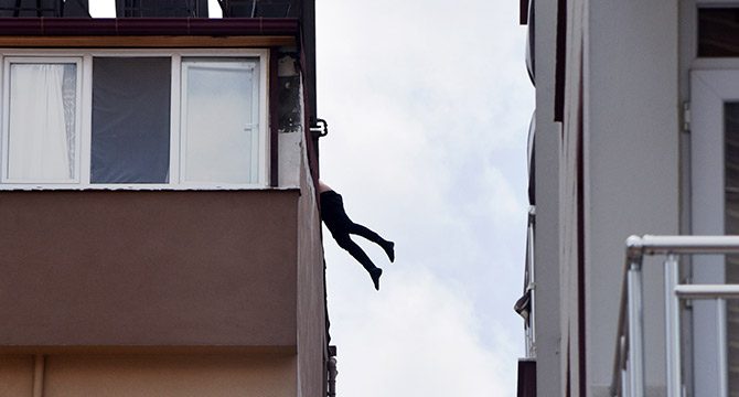 Çatıda intihara kalkıştı, arandığı belirlenince gözaltına alındı