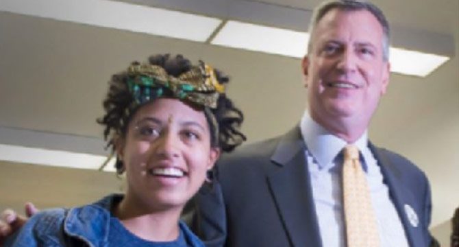 New York Belediye Başkanı Blasio'nun kız protestolarda gözaltına alındı