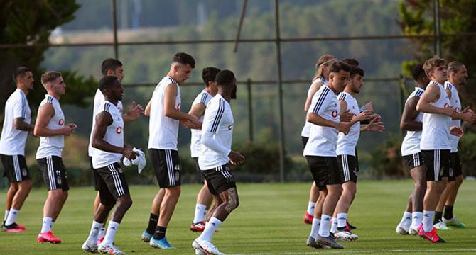 Beşiktaş’ta 2 futbolcunun koronavirüs testi pozitif çıktı