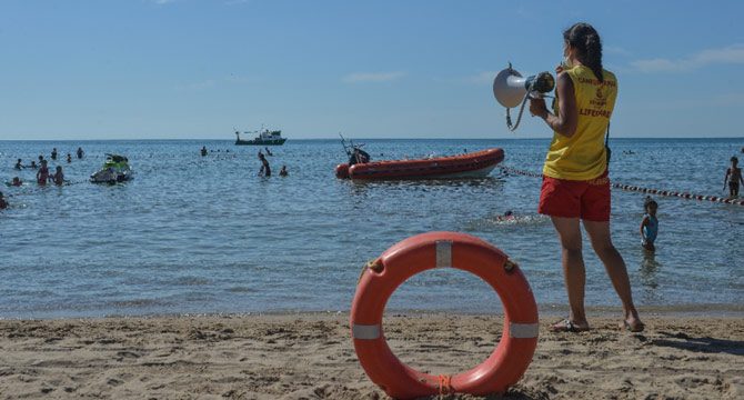  İstanbul plajlarında kadın cankurtaranlar göreve başladı