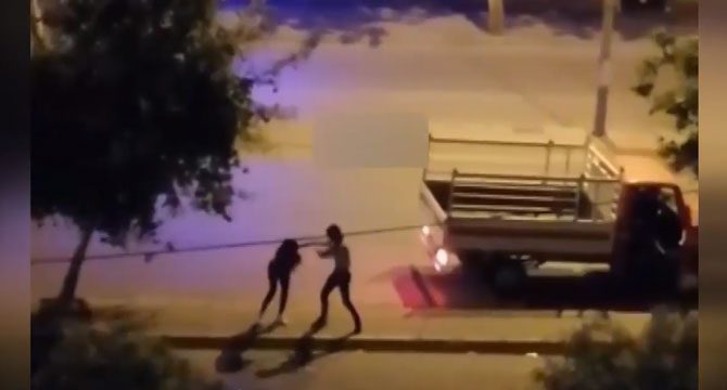 Sokak ortasında genç kıza şiddet!