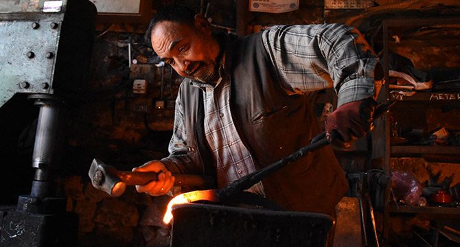 45 yıldır demire şekil vererek mesleğini yaşatıyor
