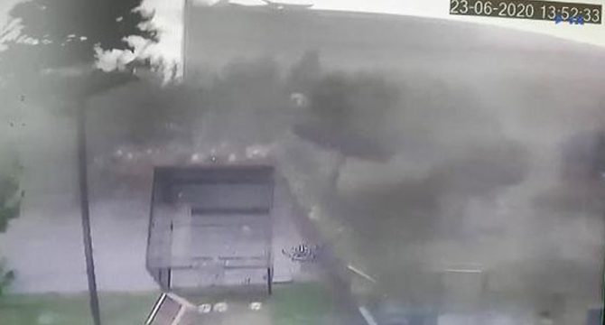 Esenyurt'ta fırtına hayvan barınağını böyle vurdu