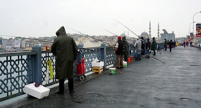 Galata Köprüsü'nde yağmura aldırmadan balık tutmaya devam ettiler