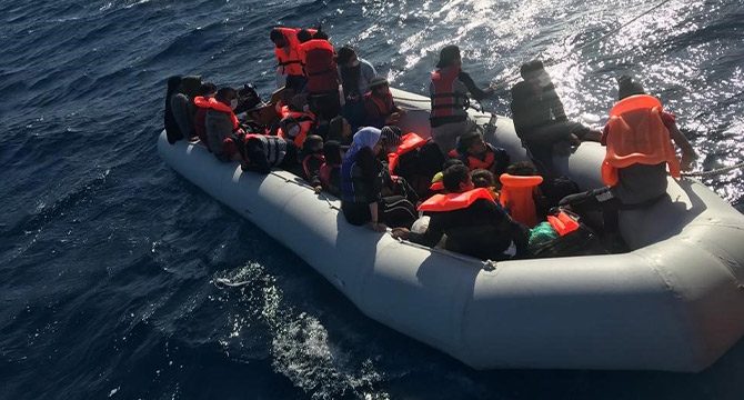 Yunanistan'ın ölüme terk ettiği 29 kaçak göçmen kurtarıldı