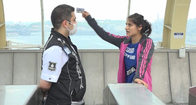 Metroya maskesiz binmek isteyen kadın ortalığı birbirine kattı