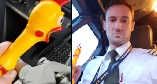 İrlanda'da uçağın gaz kolunu oyuncak tavukla çalıştıran pilotlara soruşturma