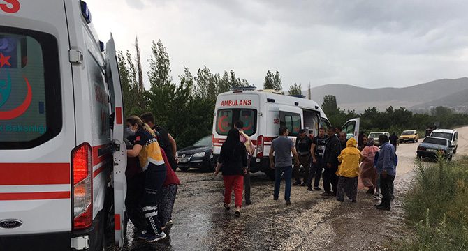 Tarım işçilerini taşıyan minibüs kamyonla çarpıştı: 1 ölü, 7 yaralı