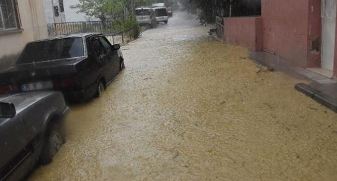 Dere taştı, ev ve iş yerleri su altında kaldı