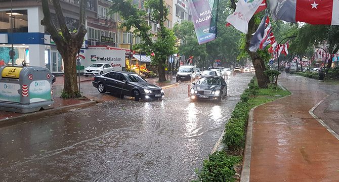 İzmit'te sağanak; ev ve iş yerlerini su bastı