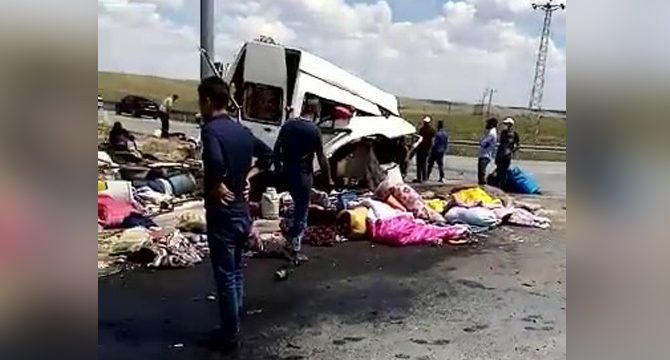 Tarım işçilerini taşıyan minibüs ile TIR çarpıştı; Ölü ve yaralılar var