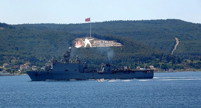 ABD savaş gemisi 'Oak Hill' Çanakkale Boğazı'ndan geçti