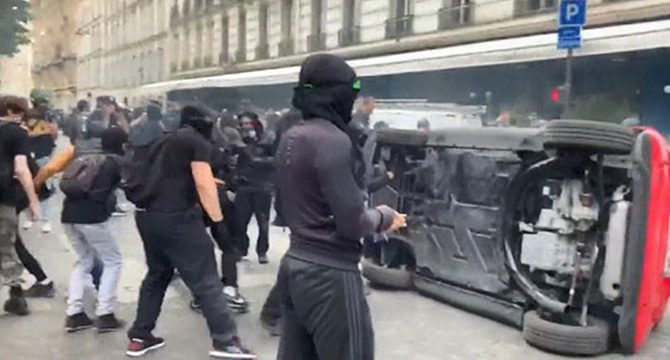 Paris’te sağlık çalışanlarının protestosunda polisten biber gazıyla müdahale