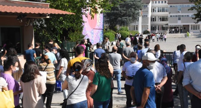 Sosyal mesafeye uymayan velileri polis uyardı