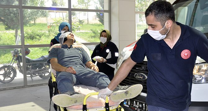Tartıştığı postacının kulağını ısırarak kopardı