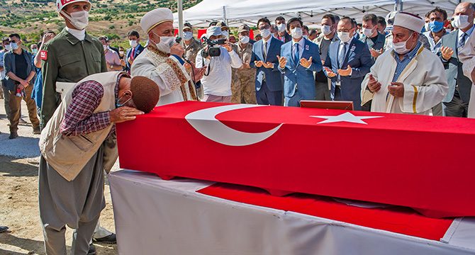Hakkari'de şehit olan Sözleşmeli Onbaşı Durak, Ergani'de toprağa verildi