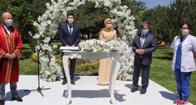 Sağlıkçı çift, parkta kıyılan nikahla dünyaevine girdi
