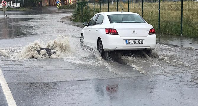 Arnavutköy'de sağanak nedeniyle yollar göle döndü
