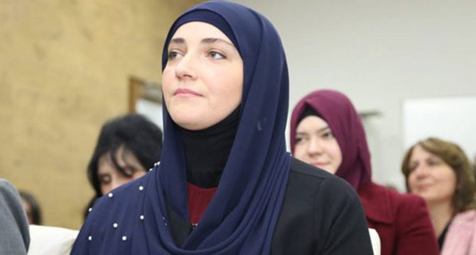 Sırbistan meclisinde bir ilk: Başörtülü vekil meclise girdi