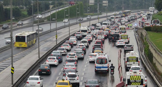 Haftanın son iş gününde İstanbul trafiğinde yoğunluk
