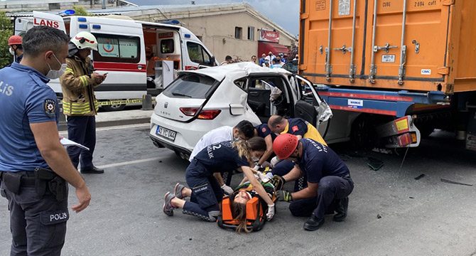 Üsküdar'da TIR'a çarpan otomobildeki iki kişi yaralandı