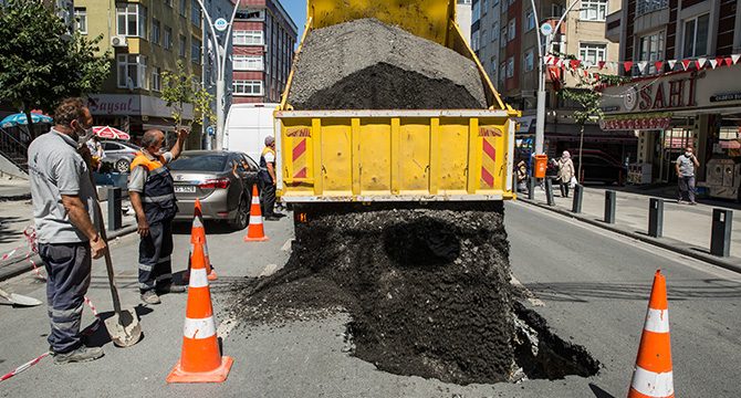 Sultangazi'de yol çöktü; sürücüler zor anlar yaşadı