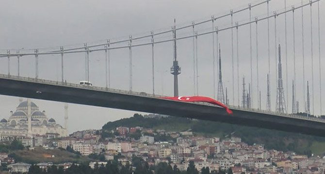 15 Temmuz Şehitler Köprüsü'ne dev Türk bayrakları asıldı