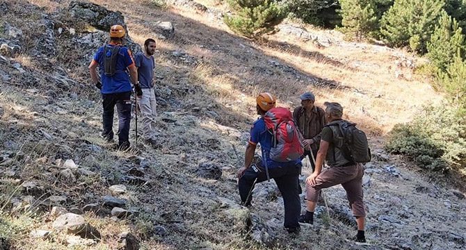 Dağda yollarını kaybeden iki kardeşi AFAD ekipleri buldu