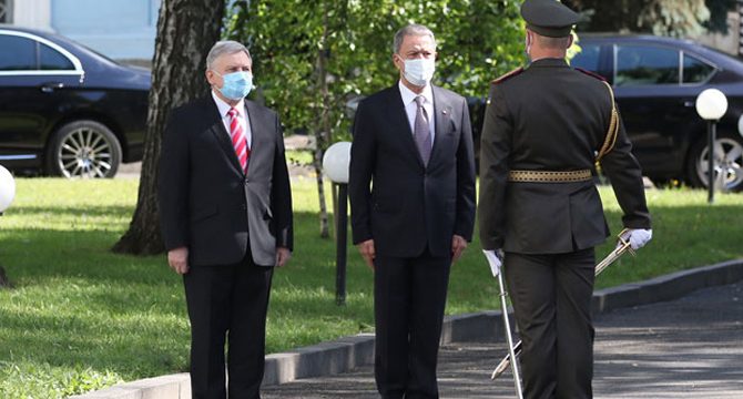 Bakan Akar, Ukrayna’da askeri törenle karşılandı