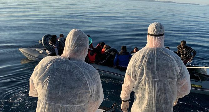 Lastik botla sürüklenen kaçak göçmenler kurtarıldı