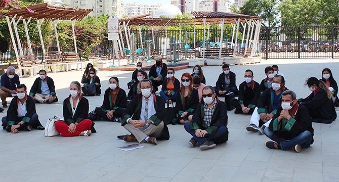 Antalya Barosu'ndan oturma eylemi