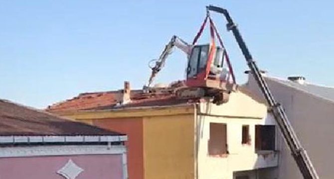 Vince bağlı iş makinasıyla tehlikeli yıkım yürekleri ağza getirdi
