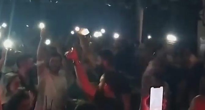 Koronavirüse aldırmadılar, kafede parti düzenlediler